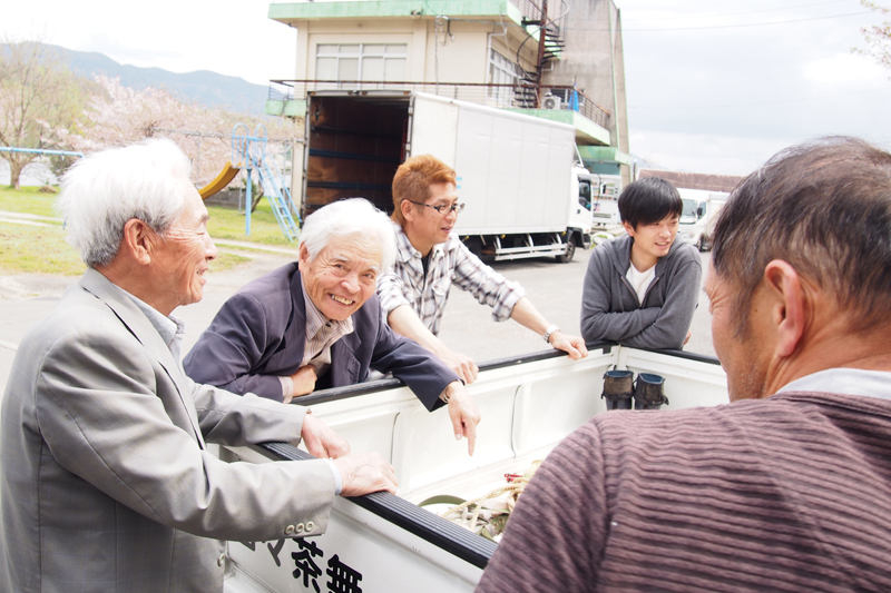 トラック囲んで農機具談義