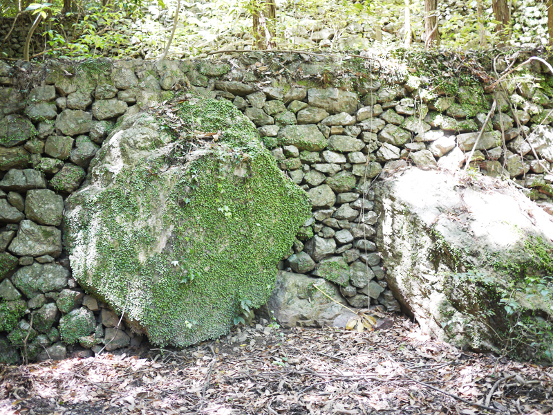 山中の石垣遺産