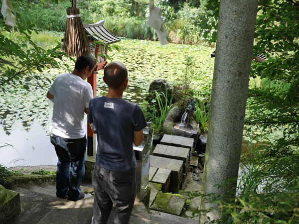 龍王神社の泉